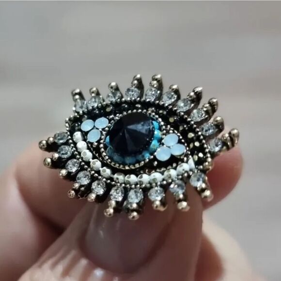 NWOT Eyeball brooch - Picture 3 of 8